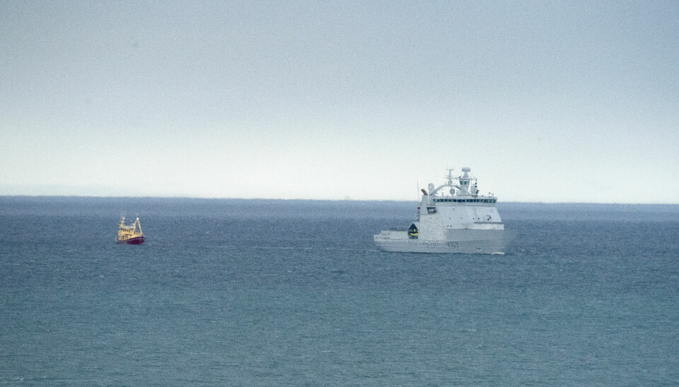 MS «Isbjørn 2» slepes her inn i Adventfjorden av KV «Svalbard» inn Adventfjorden.