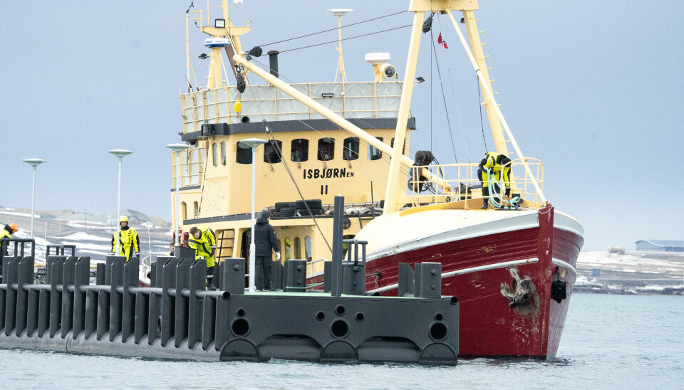«Isbjørn 2» til kai i Longyearbyen etter å ha blitt slept av KV «Svalbard».