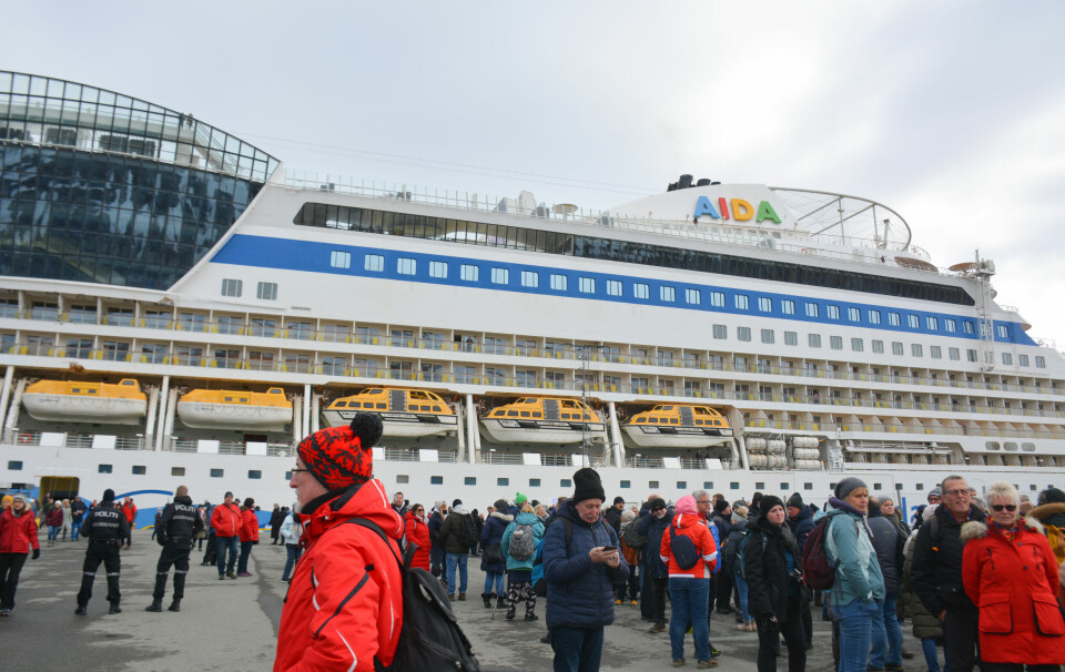 Torsdag morgen kom «Aidaluna» inn med 1599 passasjerer til Longyearbyen havn.