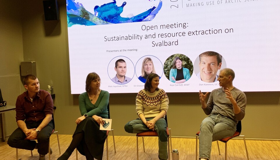 Fra høyre: Mats Ingulstad (Professor i moderne historie, NTNU), Siri Granum Carson (Direktør NTNU Havrom), Kaja Fjærtoft (Seniorrådgiver, WWF) og Dan Kammen (Professor i Energi, UC Berkeley) Fra høyre: Mats Ingulstad (Professor i moderne historie, NTNU), Siri Granum Carson (Direktør NTNU Havrom), Kaja Fjærtoft (Seniorrådgiver, WWF) og Dan Kammen (Professor i Energi, UC Berkeley)