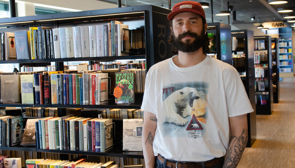 Biblioteksjef Lars Holt forteller at det blir fullt kjør under Longyearbyen Litteraturfestival. Her i isbjørn-t-skjorte.