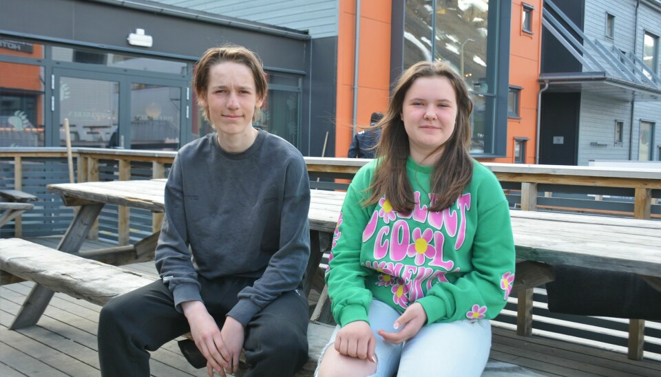 Ada Johannessen (15) og Jardar Skogseth (15) vurderte først andre alternativer, men nå er de kjempefornøyd med å kunne ta utdannelsen sin i Longyearbyen.