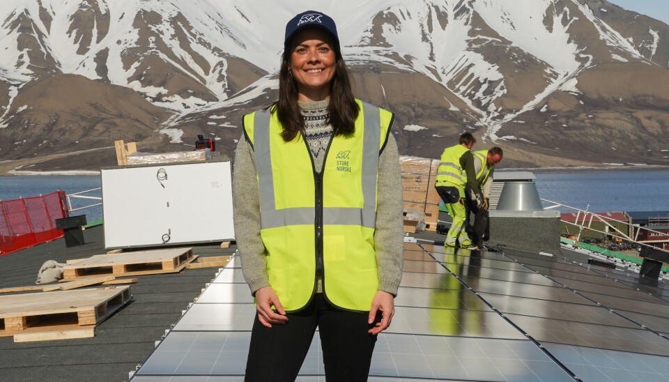Konstituert leder for Store Norske Energi, Heidi Theresa Ose, på taket av Polarhotellet.