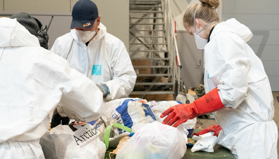 Haakon Braathu (t.v.) og Anneli Kolås (t.h.) gjennomgikk avfallet vårt i en plukkanalyse tidligere i år. 788 kilo avfall fordelt på 24 kategorier ble gjennomgått og sortert over tre dager.