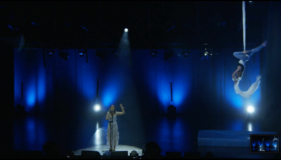 Mia Ekeblad Eggenfellner (t.v.) fremførte låten «Gravity» av Sara Bareilles, samtidig som Aurora Nordtømme Uhlen utførte luftig akrobatikk på scenen i Trondheim.
