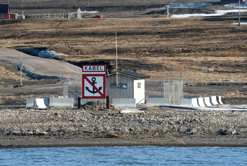 Fiberkabelen er Svalbards forbindelse til fastlandet, i tillegg til satellittkommunikasjon. Kabelen strekker seg totalt 1400 kilometer, langs havbunnen. Fra Longyearbyen til Harstad.