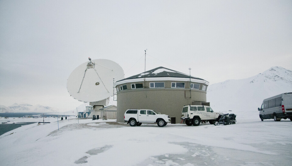 Den gamle antennen på flyplassen i Ny-Ålesund skal etter planen fjernes i høst. Bildet er tatt i 2012.