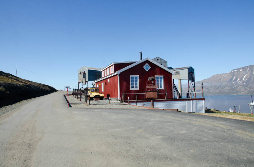 Det røde huset, altså Taubanelageret, ligger innenfor sikringssonen til automatisk fredete kulturminner på Skjæringa.