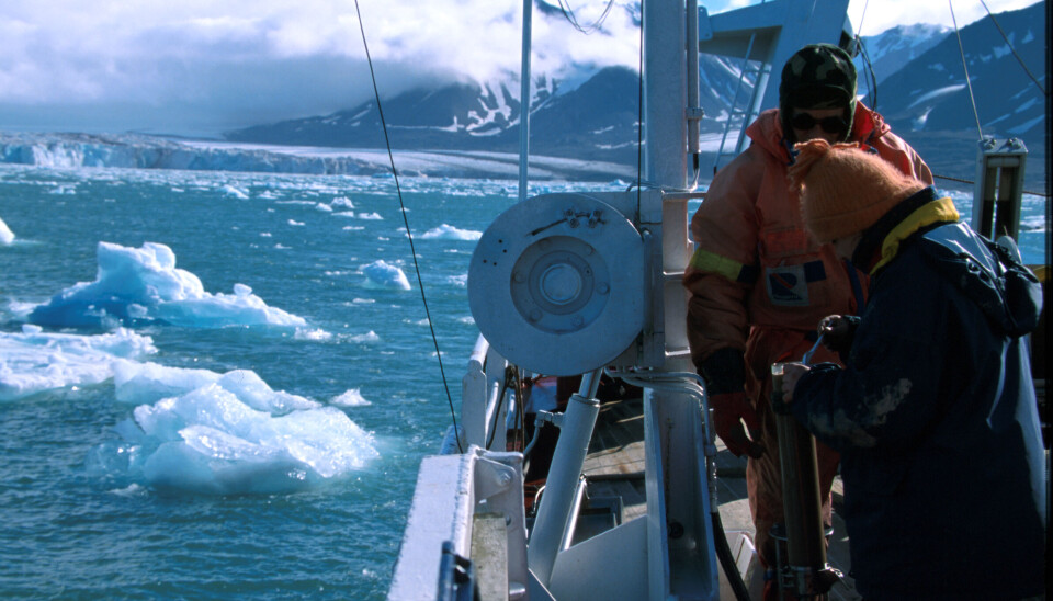 Prøvetaking foran breen i Kongsfjorden. Prøvetaking foran breen i Kongsfjorden.