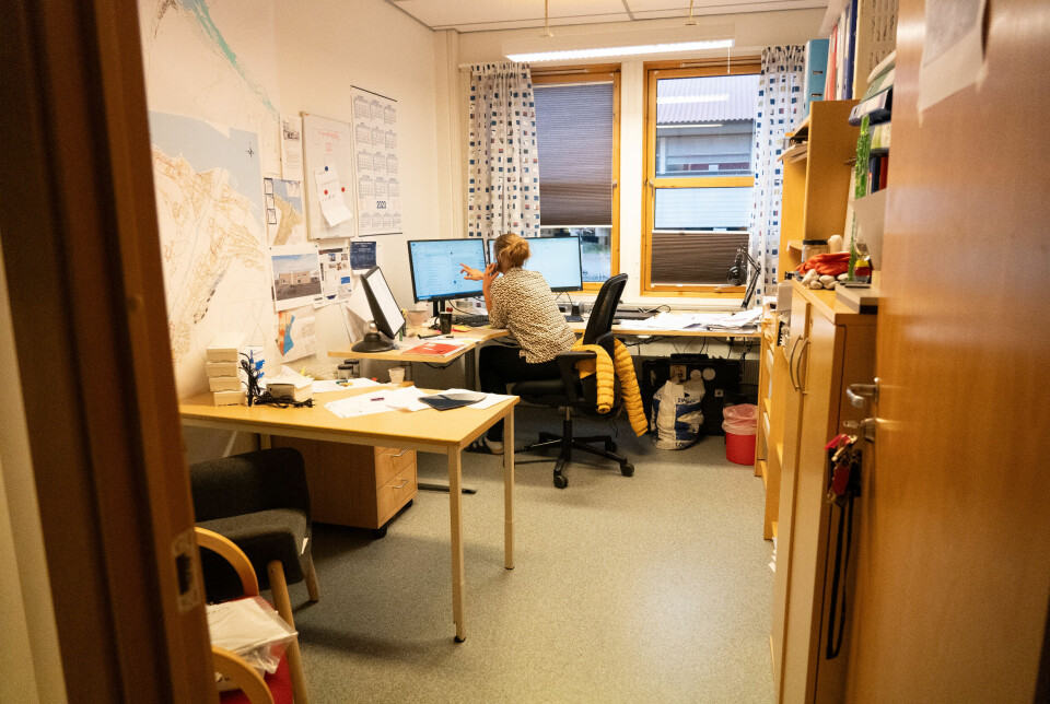 Teknisk sjef i Longyearbyen lokalstyre, Kjersti Olsen Ingerø, brukte store deler av mandagen på å koordinere sendingen av vannprøvene. Svarene på analysene ventes klare onsdag ettermiddag.