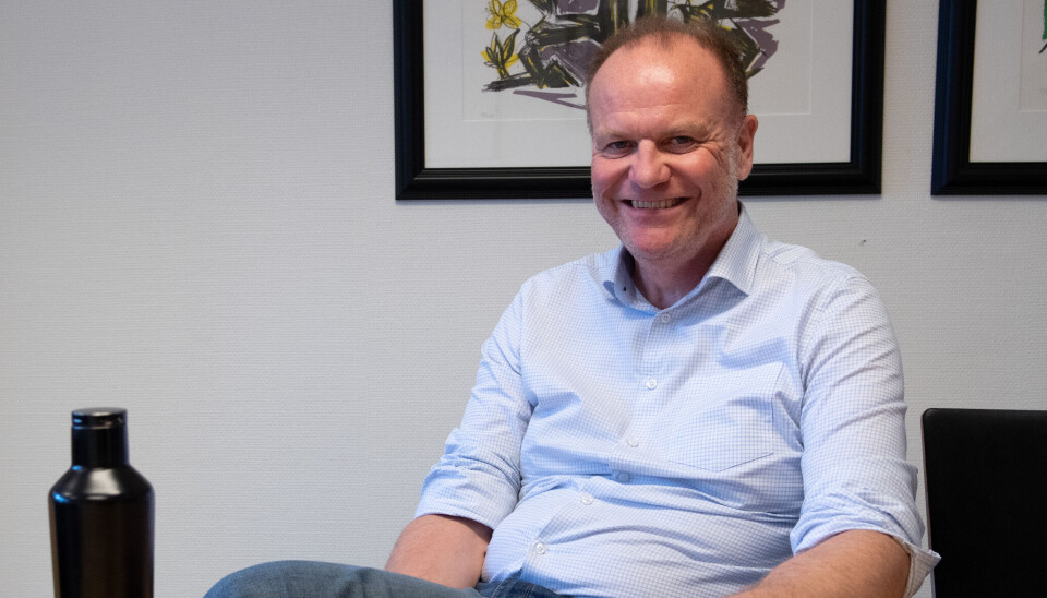 Administrasjonssjef Arild Hammerhaug i Longyearbyen lokalstyre har fått ny jobb, men blir i Longyearbyen i seks måneder til.