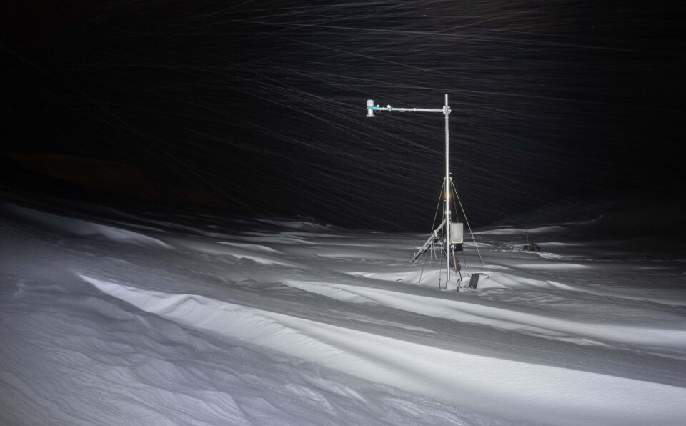 Snøstasjonen er en av flere som har stått i Longyearbyen. Den er med på å danne grunnlaget for skredvurderinger og beslutning om evakuering.