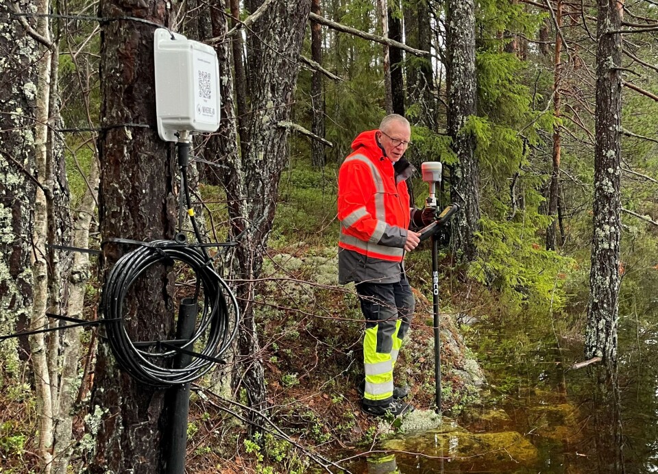 Kai Gunnar Jore i Skagerak Kraft jobber her med oppinstrumentering av Kragerøvassdraget i forbindelse med flomvarsel i november 2022.
