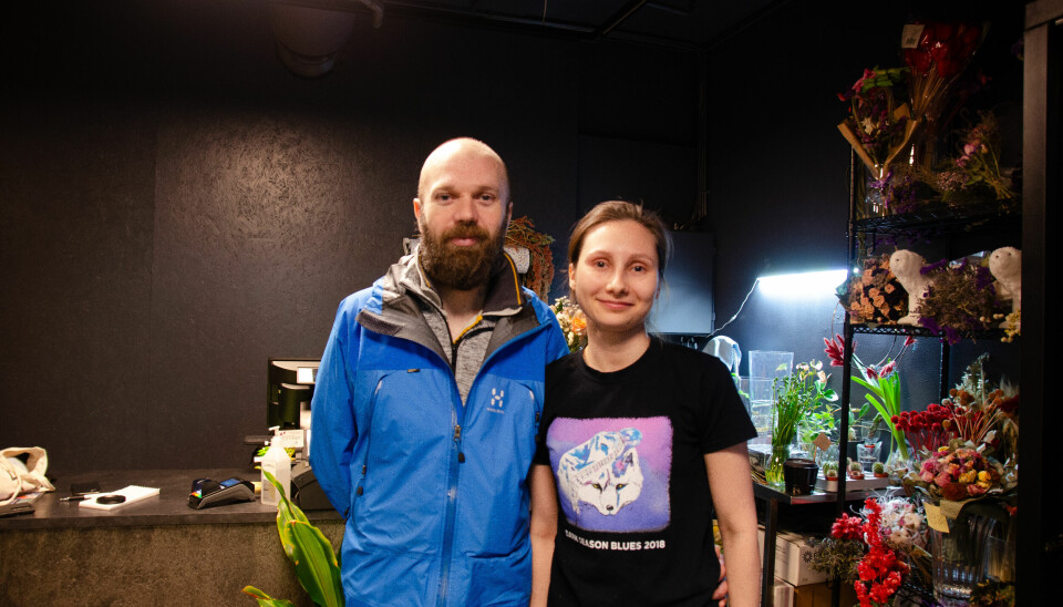 Romano Juric og Valeriia Shorokhova mener Longyearbyen trenger en blomsterbutikk, og håper noen vil ta over.