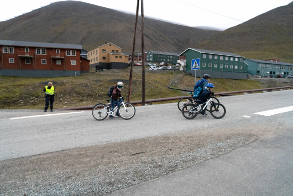 De mye trafikantene var flinke til å bruke hjelm og gå av sykkelen da veien skulle krysses.