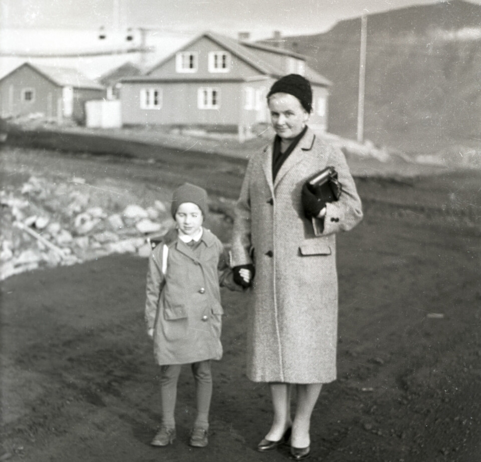 Kari Wendt med sin mor Anna Wendt på vei til første skoledag på Huset høsten 1960.