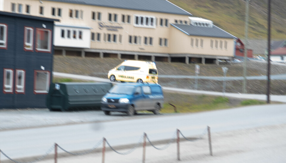 Sykebilen ankom Longyearbyen sykehus med blålys etter ulykken.
