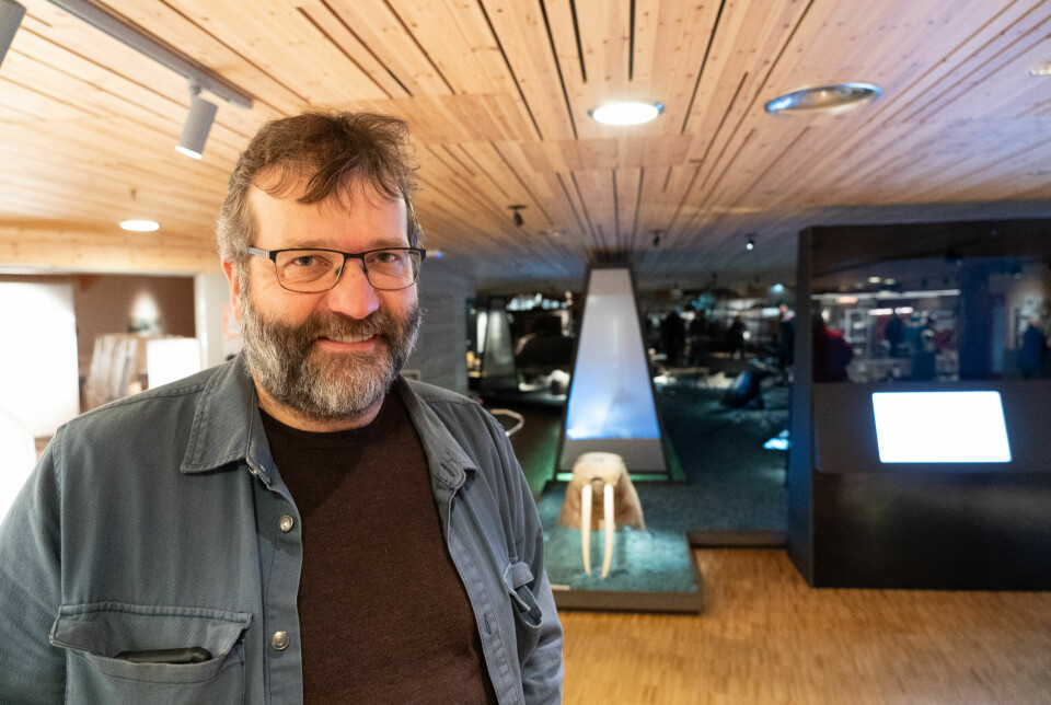 I tre måneder skal utstillingen ved Svalbard museum stenges for ombygging. Museumsdirektør Eystein Markusson sier det blir godt å få løftet opp ny problematikk og lover at det blir både Pomorhytte og interaktive skjermer.
