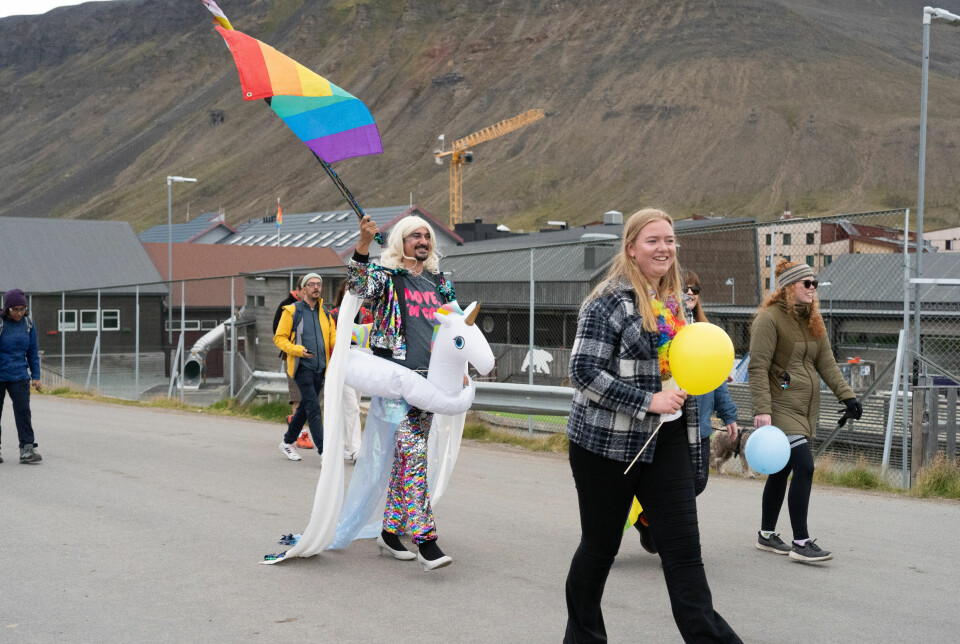 Daniel Lynch var storfornøyd under feiringen av Pride i Longyearbyen. Selv var Lynch med på å danne baktroppen i paraden, men det viktigste var å markere og feire dagen.