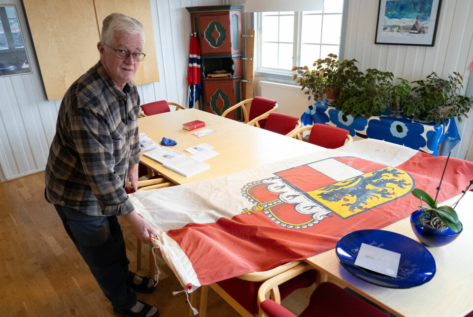 Dette delstatsflagget fra Salzburg ble i løpet av nattetimene heist opp på flaggstangen til Svalbard kirke. Vikarprest Bård Jahr håper de som har tatt Pride-flagget leverer det tilbake.