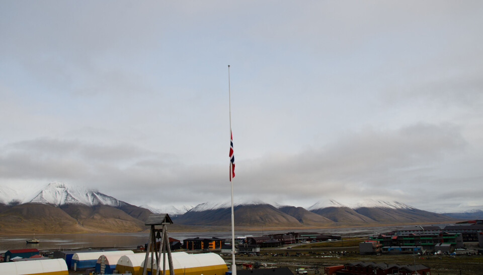 Også utenfor sysselmesteren er flagget i dag på halv stang. Også utenfor sysselmesteren er flagget i dag på halv stang.