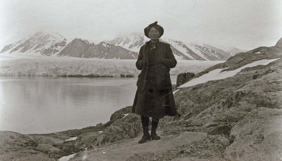 Hanna Resvoll-Holmsen foran Blomstrandbreen. De norske Svalbardekspedisjonene 1908, ledet av Adolf Hoel. Fartøyet «Holmengraa» ble brukt. Hanna Resvoll-Holmsen foran Blomstrandbreen. De norske Svalbardekspedisjonene 1908, ledet av Adolf Hoel. Fartøyet «Holmengraa» ble brukt.