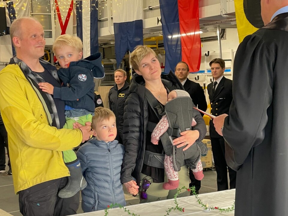 Einar Berntsen og Kristin Sakshaug giftet seg mandag ombord på KV «Svalbard». Her sammen med barna (fra venstre) Even, Oskar og minstebarnet Ane. Foto: Privat