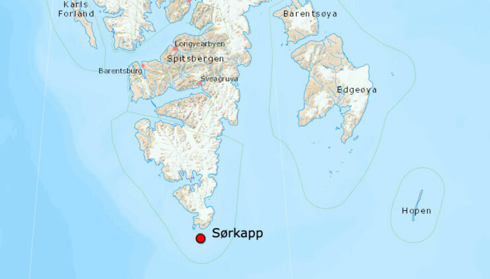 Sysselmesteren rykket ut med helikopter til sør for Sørkapp. Den røde prikken i kartet viser ikke nøyaktig posisjon på hvor personen ble hentet.