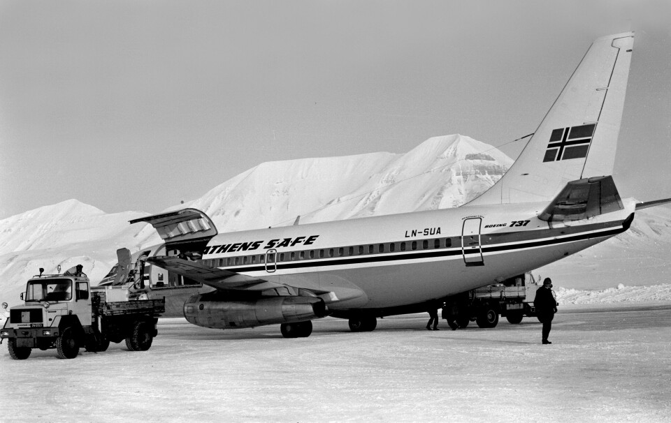 Braathens SAFE landet med sitt Boeing 737, «Halvdan Svarte», på den gamle flystripa i Adventdalen.