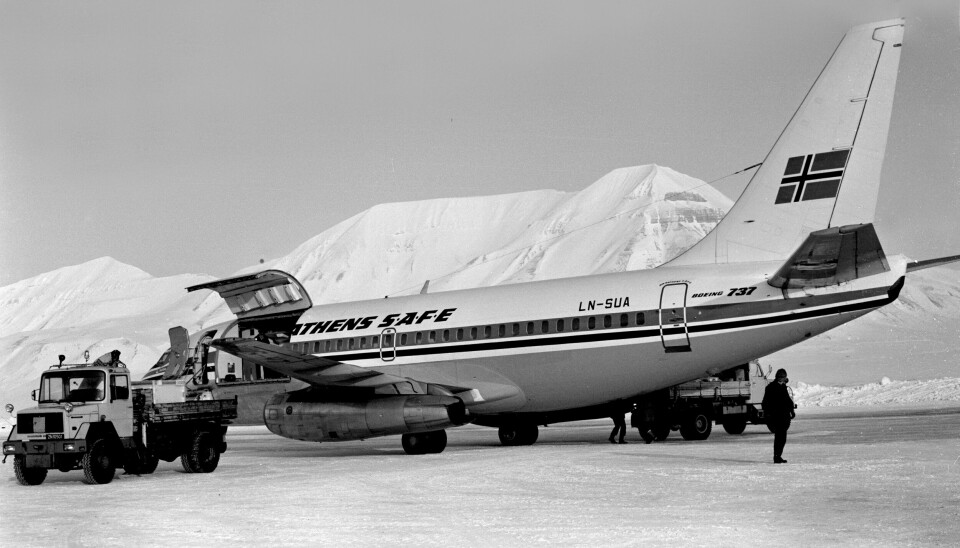 Braathens lander med sitt første Boeing 737, «Halvdan Svarte», på Svalbard, på den gamle flystripa i Adventdalen. 17. januar 1974. Disse bildene er imidlertid fra en annen flyvning, i mars samme år. SP25/1973-74