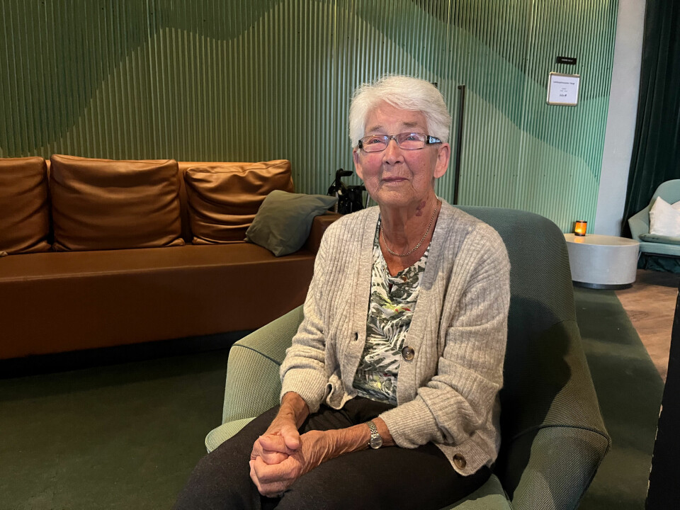 Tordis Ertsaas (91) savner mørketiden på Svalbard. Selv om hun har fått mange spørsmål om ikke hun kjente på vinterdepresjon, kan hun fortelle at hun trivdes godt i mørket. Foto: Sigrid grøndalen ingvaldsen