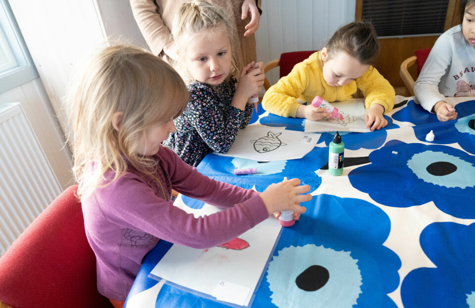 Ylva A. Sand (5), Elea Lovise Lindberg (5) og Anette Halvarp (5) er her godt i gang med å lage kunst på bestilling fra Svalbard kirke. Får de noe provisjon, mon tro?