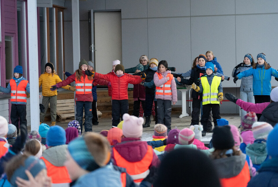 Longyearbyen skole deltok fredag i NRK Supers vennskapskampanje, BlimE-dansen.