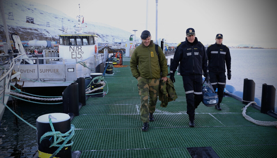 Sysselmester Lars Fause (t.h.) og sjefen for Forsvarets operative hovedkvarter generalløytnant Yngve Odlo på vei ut til kystvaktskipet «Svalbard».