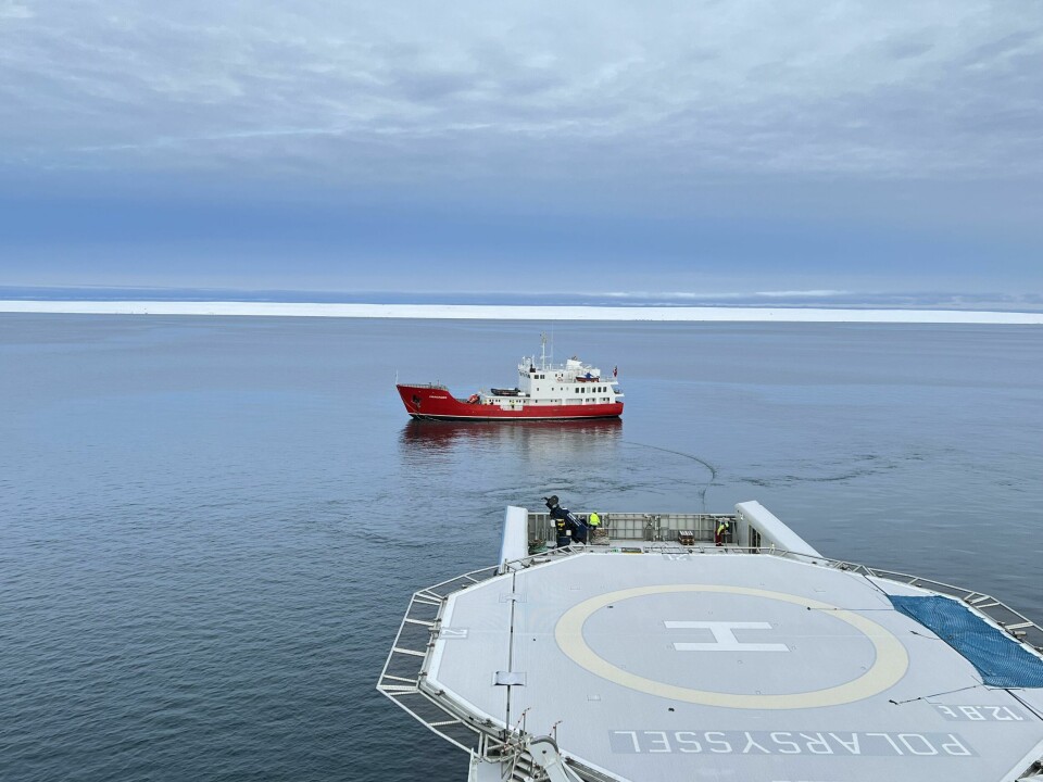 MS «Polarsyssel» sleper M/V «Vikingfjord» inn til Longyearbyen igjen.
