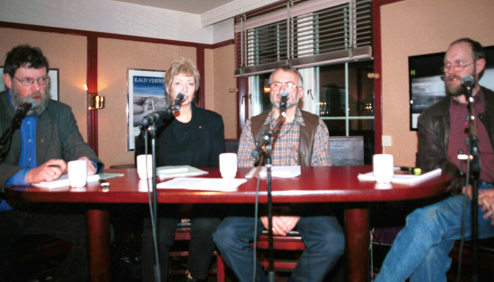 Sigmund Spjelkavik (Tverrpolitisk fellesliste, t.v.), Anne Lise Sandvik (Kristelig folkeparti), Olav Vik Solheim (Høyre), Bjørn Fjukstad (Arbeiderpartiet) var med i politikerpanel på Huset 20. november 1999.