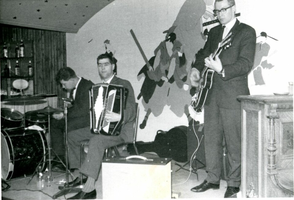 Ukens foto er fra en restaurantkveld på «Shang-Po-Lar» i 1964. Fotografiet ble tatt av Leif Langnes, og trioen besto av Asbjørn Johansen, Hjalmar Arnesen og Kjell Viken.