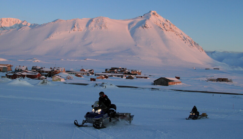 Tirsdag 28. november er en merkedag for Ny-Ålesund. Da kobles forskerbygda ved Kongsfjorden nordvest på Svalbard til mobilnettet, som siste norske lokalsamfunn.