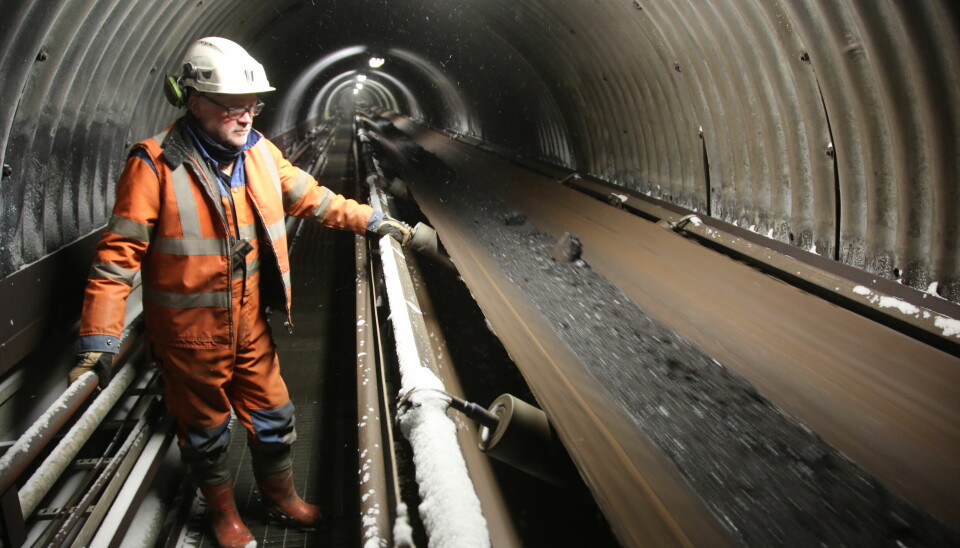 Alf Brun, gruveingeniør i Gruve 7, med transportbåndet som bringer kull ut av gruva.