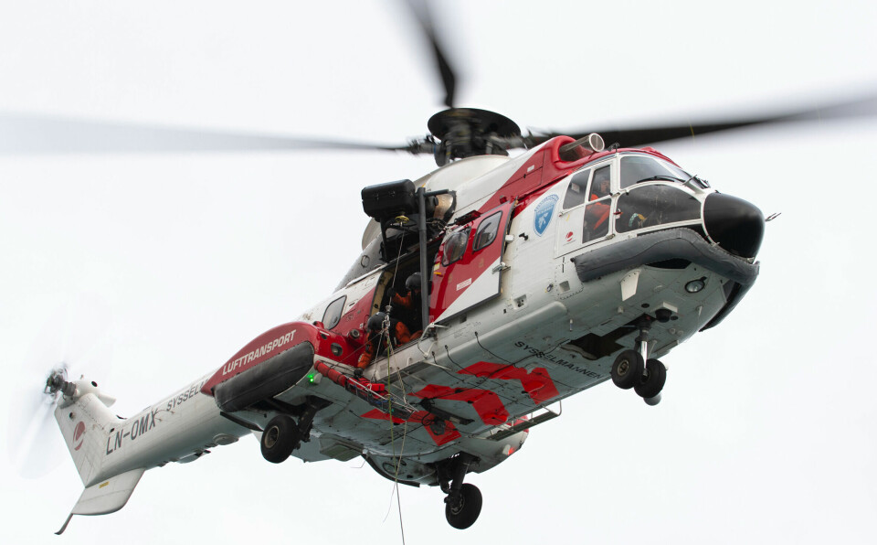 Sysselmesterens redningshelikopter i aksjon under trening på heising fra båt. I dag er det CHC Helikopter Service som opererer helikoptrene for Sysselmesteren.