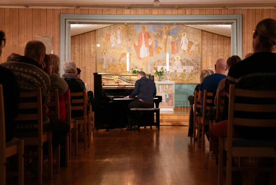 Vi kunne ganske sikkert skimte at noen tørket tårene, under soloen i kirken, ført av jazzmusiker Espen Berg.