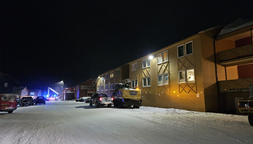 En gravemaskin var også i beredskap. Her utenfor Vei 232-20A som var evakuert fram til klokken 21.15. Brann i Vei 232