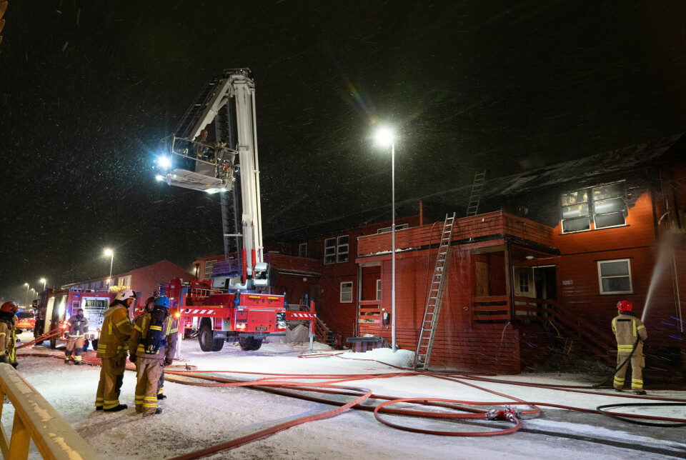 Brannvesenet i Longyearbyen rykket ut med alt mulig mannskap da det brøt ut brann i Vei 232. Her hadde brannvesenet fått kontroll på brannen.