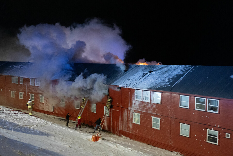 Brannen i Vei 232. Brannvesenet fikk etter hvert på plass stiger i jobben med slukking av brannen.