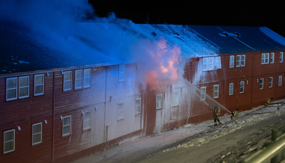 Brannen i Vei 232. På et tidspunkt stod flammene ut vinduene på baksiden av huset.