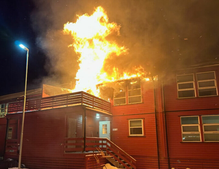 Innsatsleder i Longyearbyen brann og redning, Trond Håvelsrud, var første som rykket ut til brannen i Vei 232. Dette var synet som møtte ham.