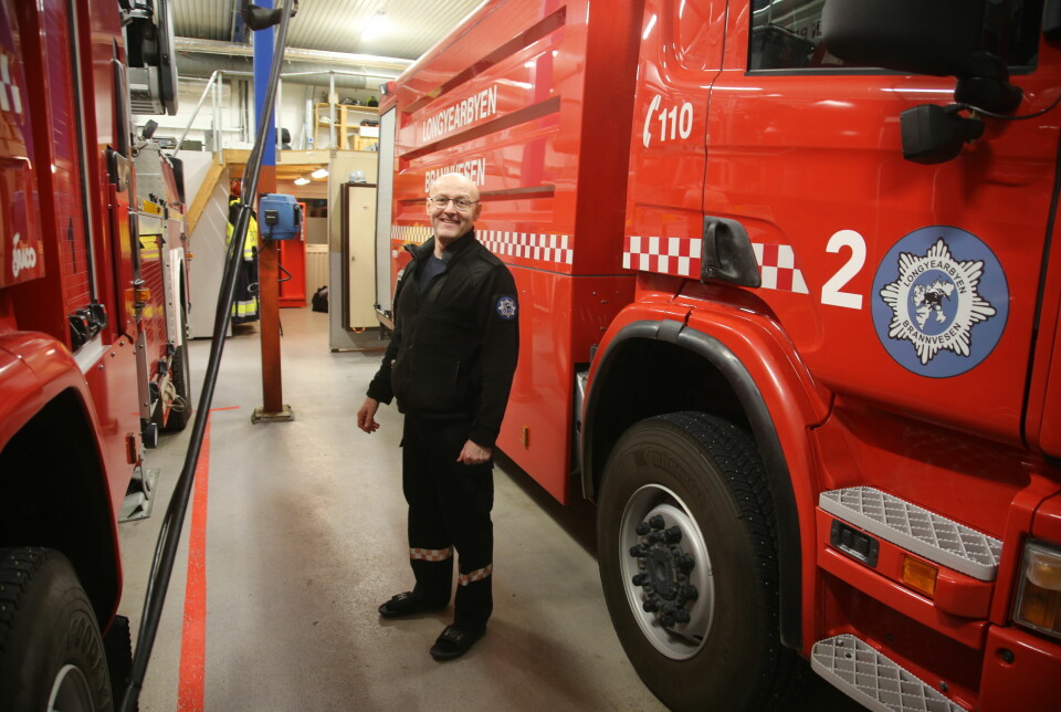 Konstituert brannsjef Rune Benjaminsen sier brannsikkerheten i Longyearbyen er god. Han ber alle tenke brannfare og være føre-var.