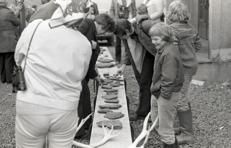 Juli 1974: Utenfor «Huset» hadde en gruppe barn satt opp sin egen butikk der de solgte selvplukkede fossiler og reinsdyrgevir til turistene, med stor suksess.