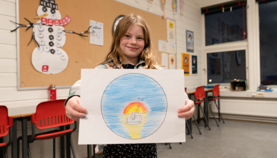 Ella Angen (10) sier inspirasjonen bak tegningen var en båttur med familien.