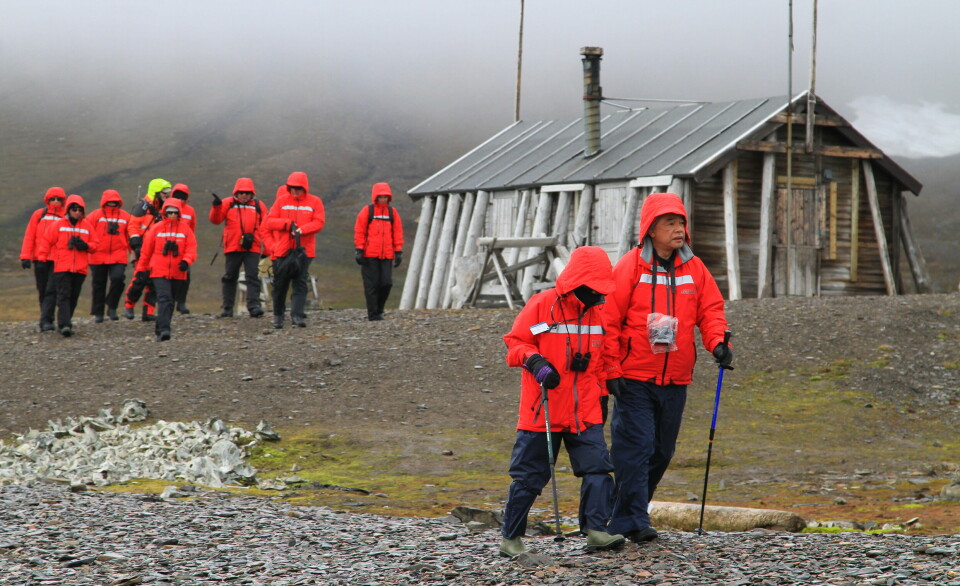 AECO, som organiserer ekspedisjonscruise-operatørene, er overrasket at mer enn halve Svalbard nå stenges for allmenheten. Her er turister ved Bamsebu i Van Keulenfjorden.